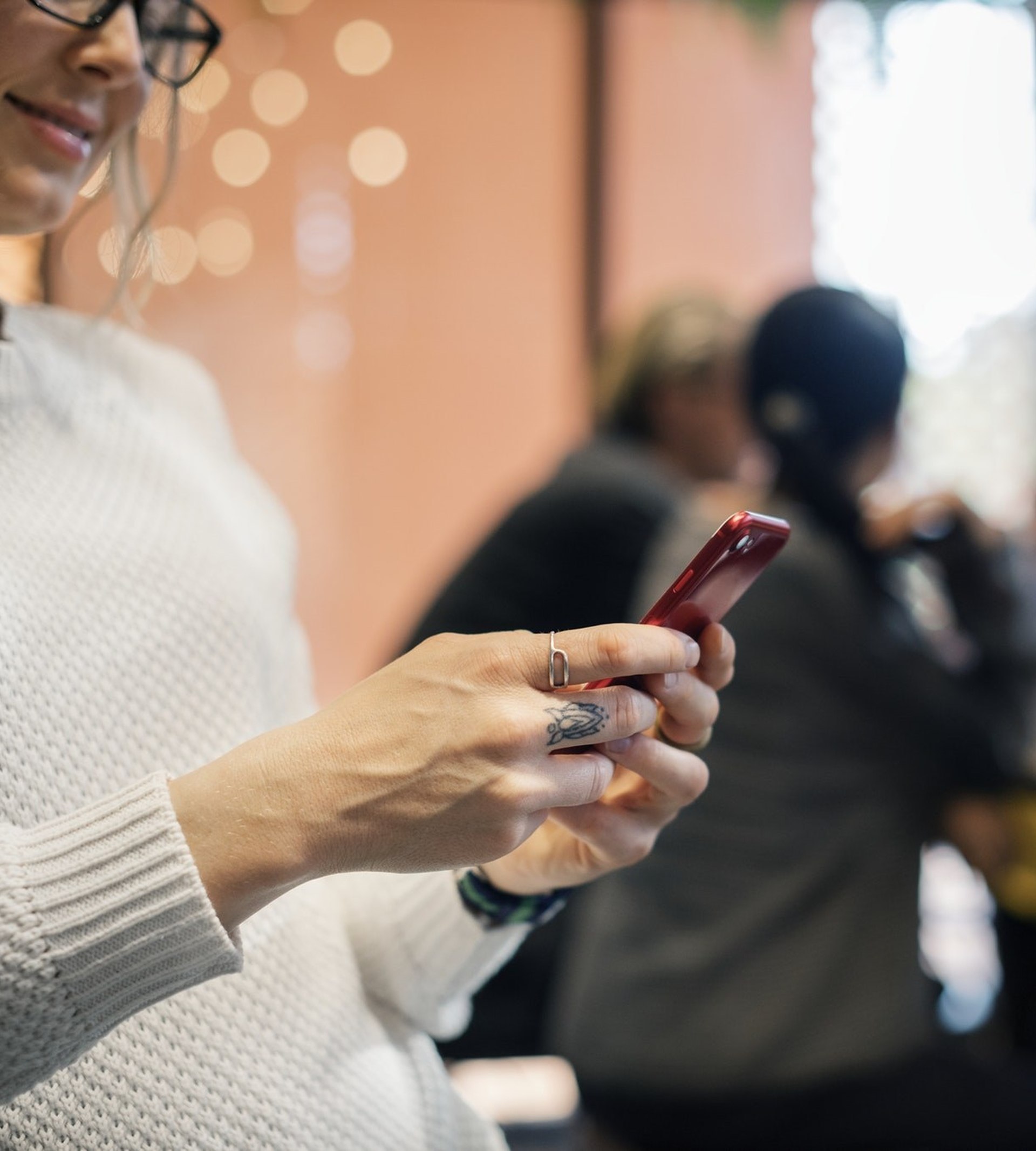 Kvinna håller telefon